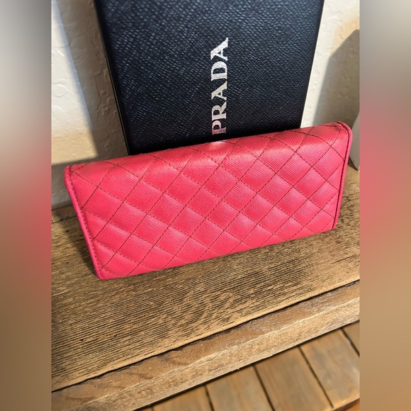 Prada long wallet in peony pink quilted leather. - Picture 5 of 16